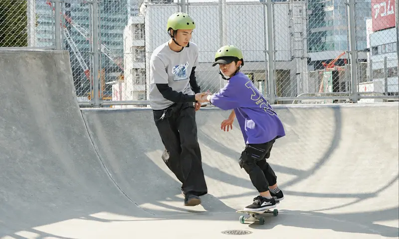 スケートスクールに参加する講師と子どもたち