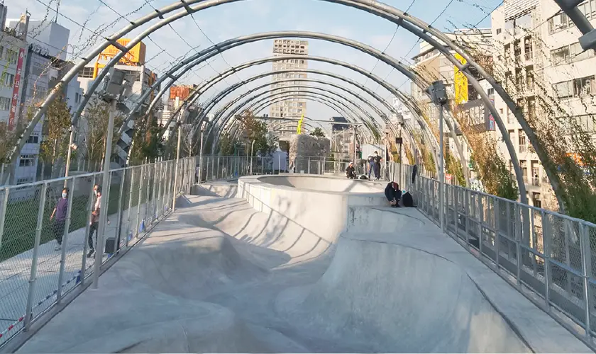 渋谷区立宮下公園のスケートパーク